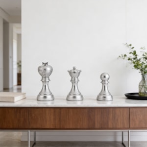 Peça Decorativa Pino Xadrez Rei em Resina Prateada - 26cm