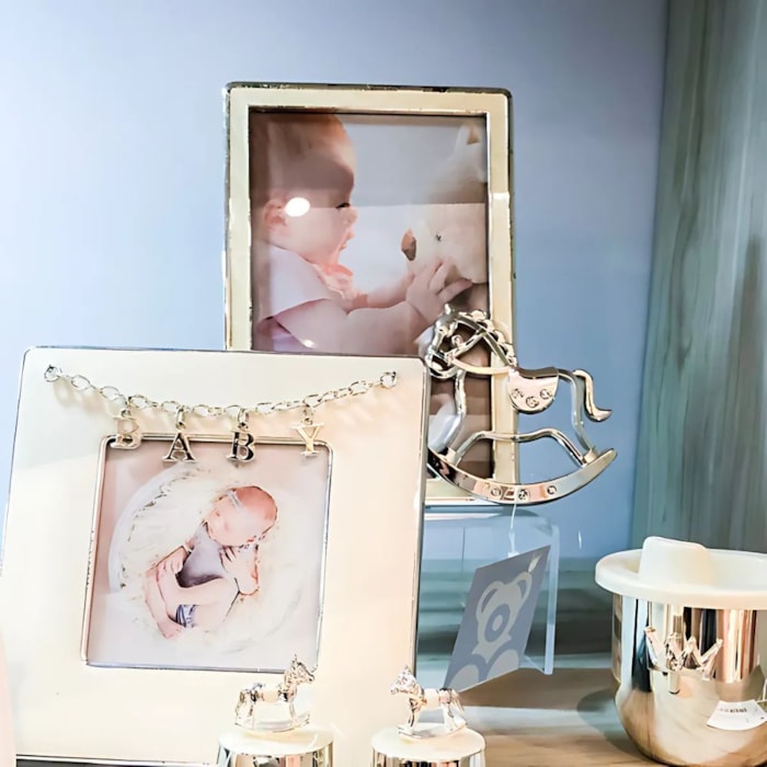 Porta Retrato de Ferro Cromado Pingente Baby Prata - 15x15cm - Madel Home