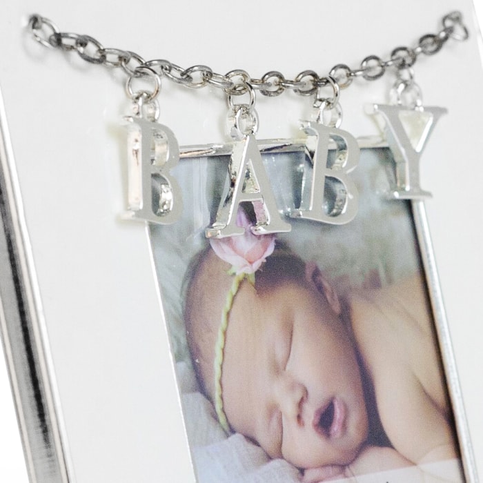 Porta Retrato de Ferro Cromado Pingente Baby Prata - 15x15cm - Madel Home