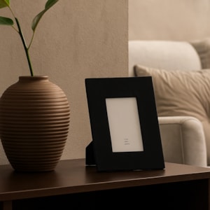Porta Retrato de Mdf em Veludo Moldura Preta - 24cm