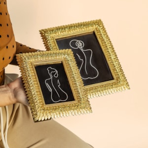 Porta Retrato de Polirresina e Vidro Moldura Esculpida Dourada - 22,5cm