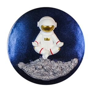 Quadro de Resina Astronauta Meditando na Lua - 30cm 